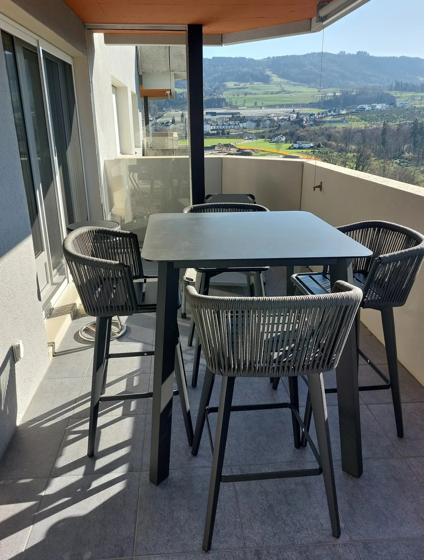 Charming Apartment with Lake View - Photo 8 of 10