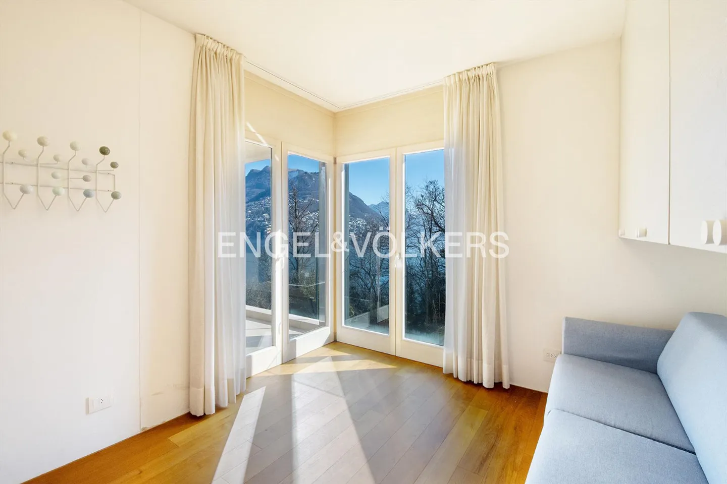 Prestige apartment with a view of Lake Lugano - Photo 10 of 14