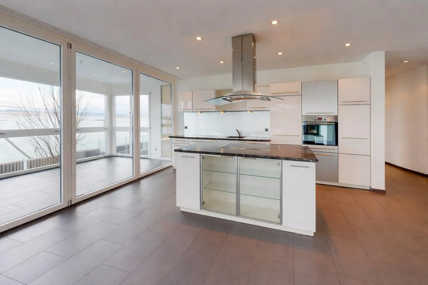 Appartamento moderno con una bellissima vista sul lago e buone connessioni di trasporto pubblico - Foto 1 di 9