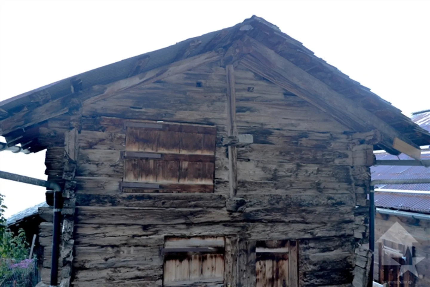 «Raccard zum Renovieren mitten in Albinen auf 2 Etagen und Zwischengeschoss» - Foto 4 von 13