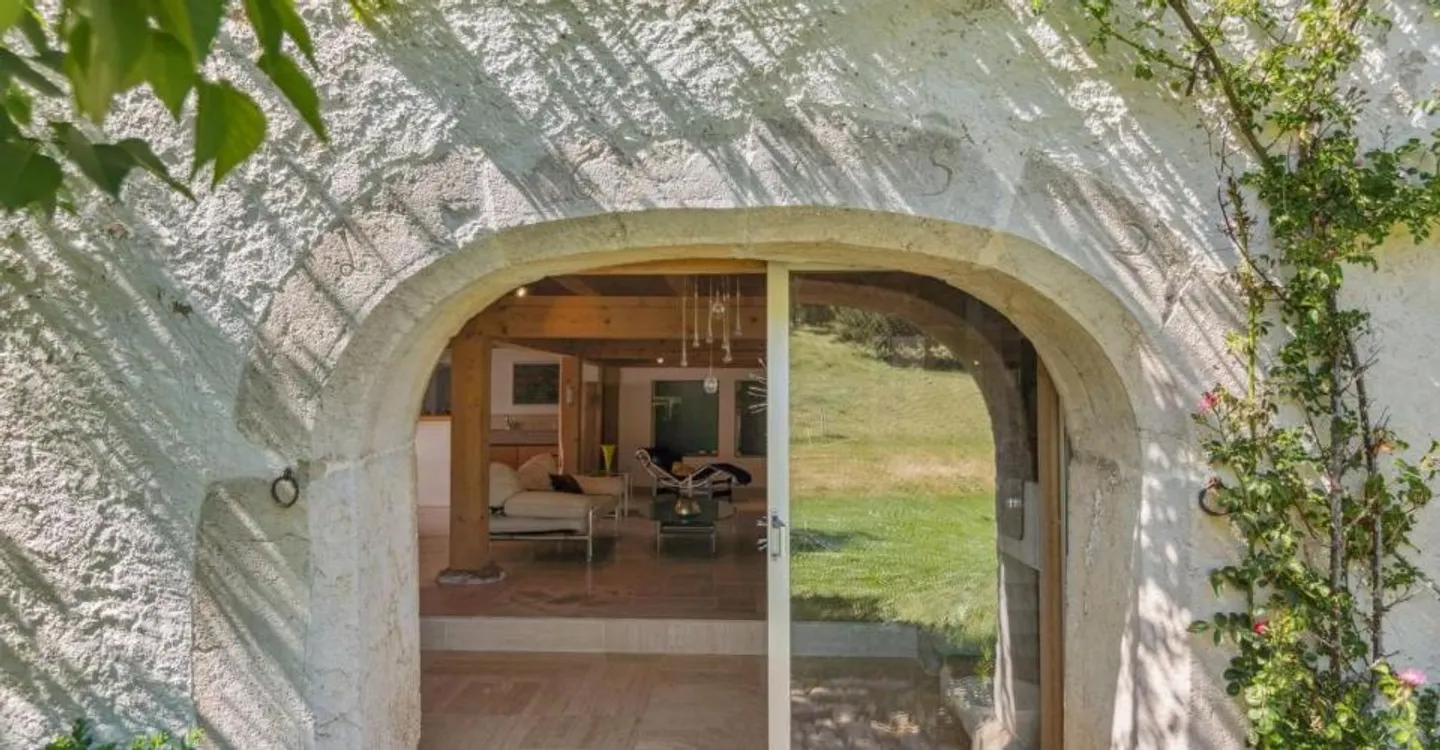 Magnificent renovated farm. Entered into the history of watchmaking - Photo 2 of 11