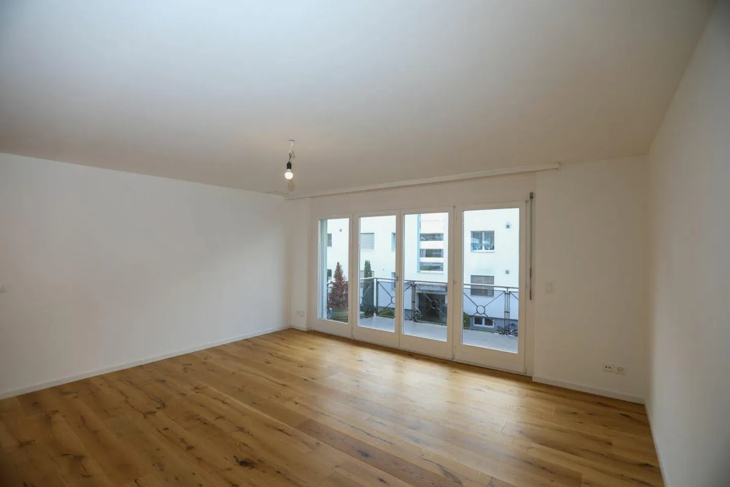 Vie lumineuse dans un endroit calme - Appartement de 4,5 pièces fraîchement rénové - Photo 3 sur 7