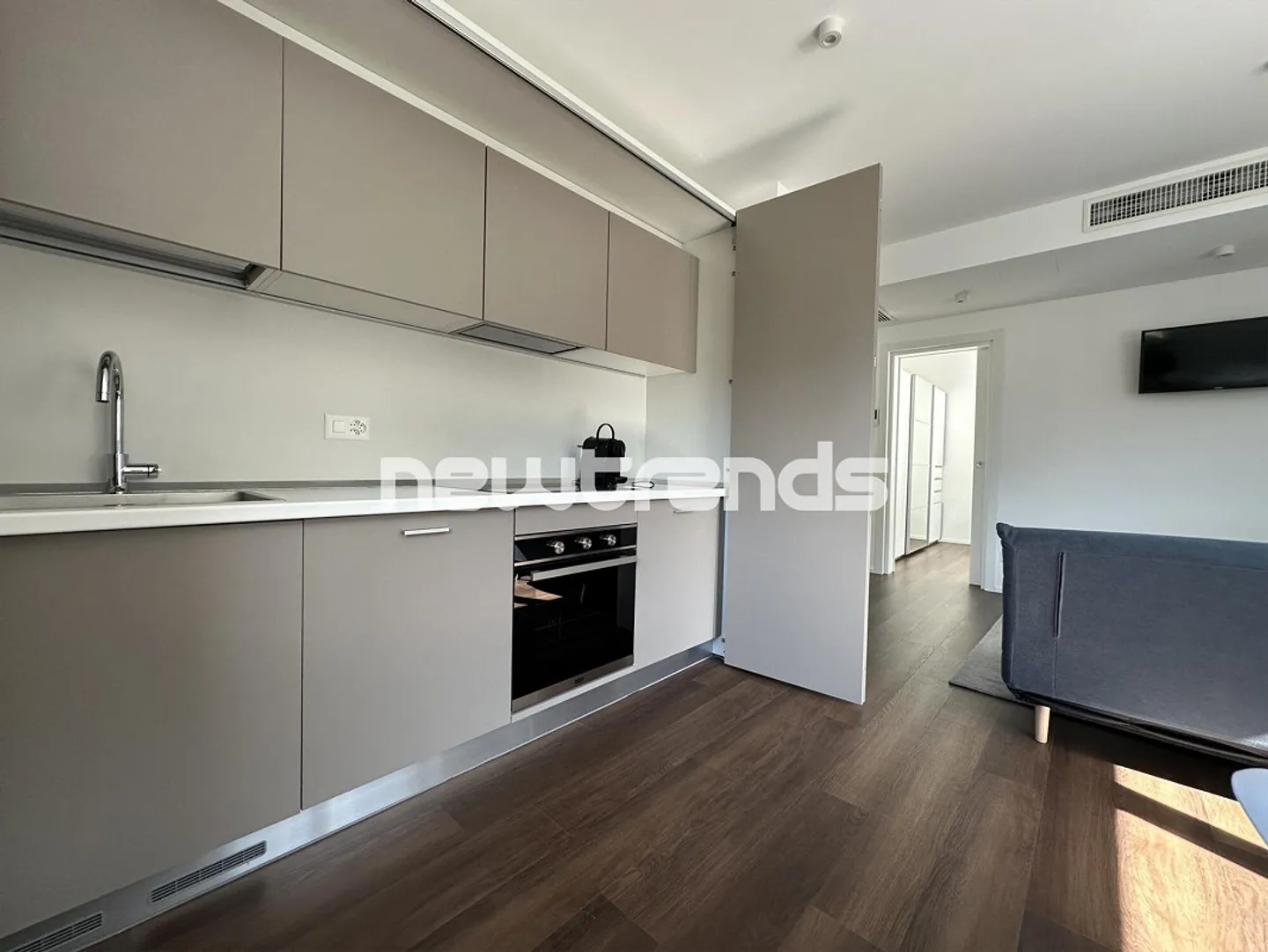 2.5 ZIMMER NEU UND MÖBLIERT MIT KLIMAANLAGE - Foto 3 von 12