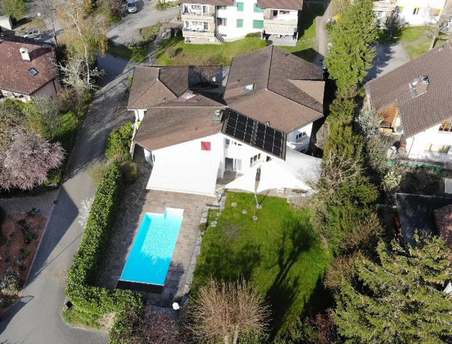 aussergewöhnliche Villa mit 5 Garagen & Pool - Foto 1 von 14