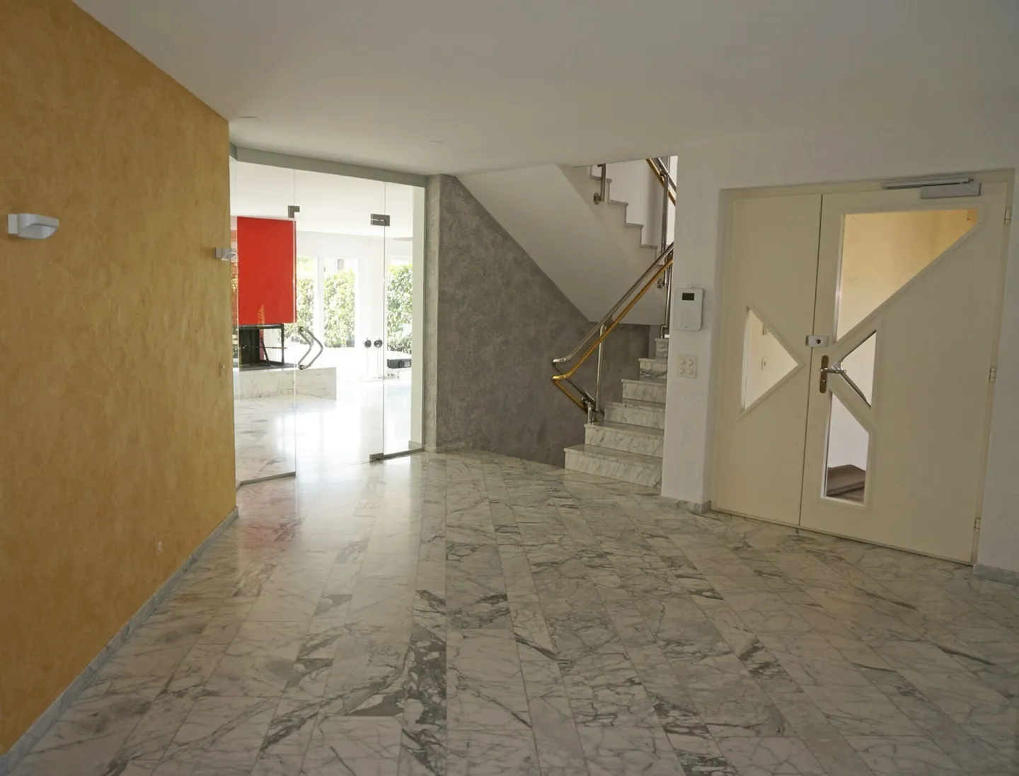 aussergewöhnliche Villa mit 5 Garagen & Pool - Foto 3 von 14