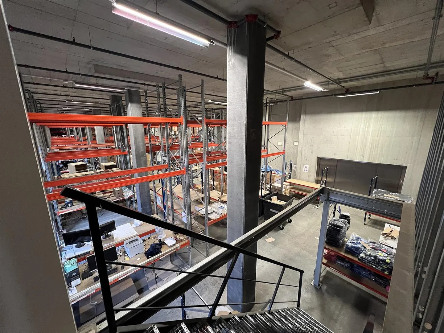 Grenet 21 - Logistische Lagerhäuser, Handwerksbetriebe und moderne Büros mit Terrasse - Foto 1 von 7