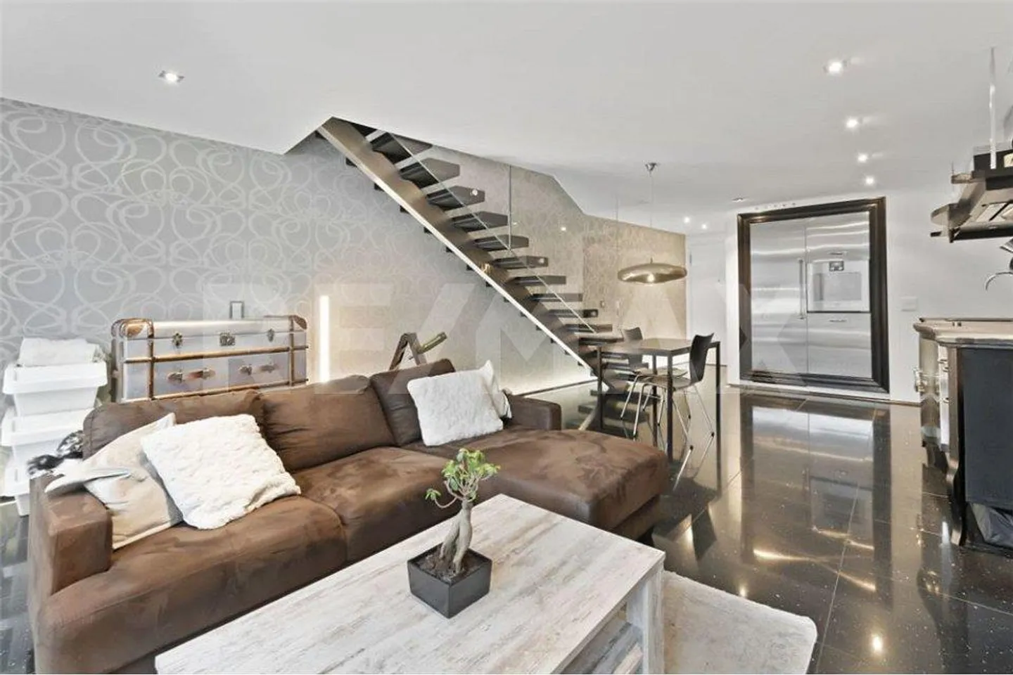 Appartamento duplex elegante e arredato di 2,5 locali in affitto direttamente sulla passeggiata del lago, Brunnen SZ - Foto 4 di 13