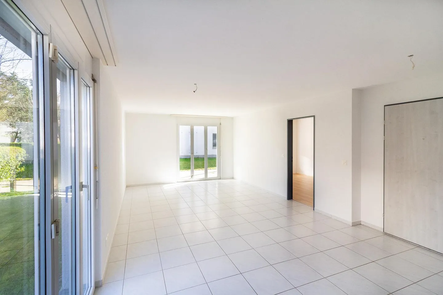 Bright 2½-Room Garden Apartment - Photo 3 of 6