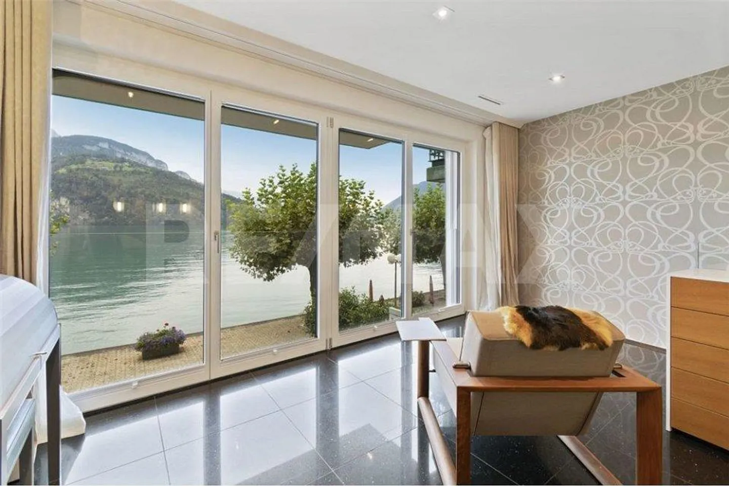 Appartamento duplex elegante e arredato di 2,5 locali in affitto direttamente sulla passeggiata del lago, Brunnen SZ - Foto 3 di 13