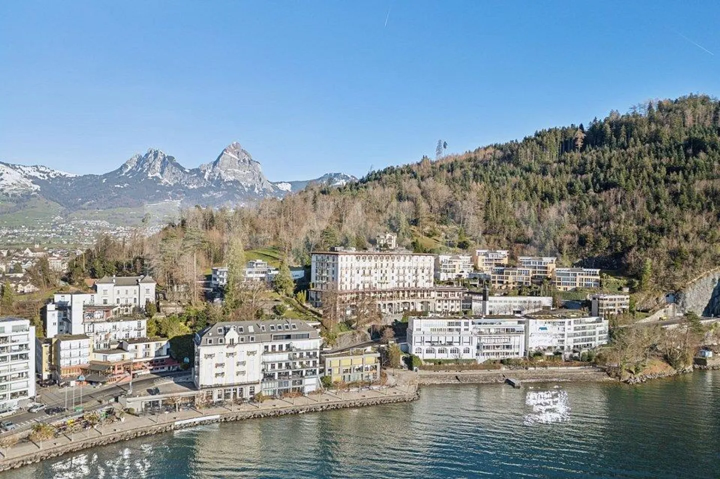 Appartamento duplex elegante e arredato di 2,5 locali in affitto direttamente sulla passeggiata del lago, Brunnen SZ - Foto 8 di 13