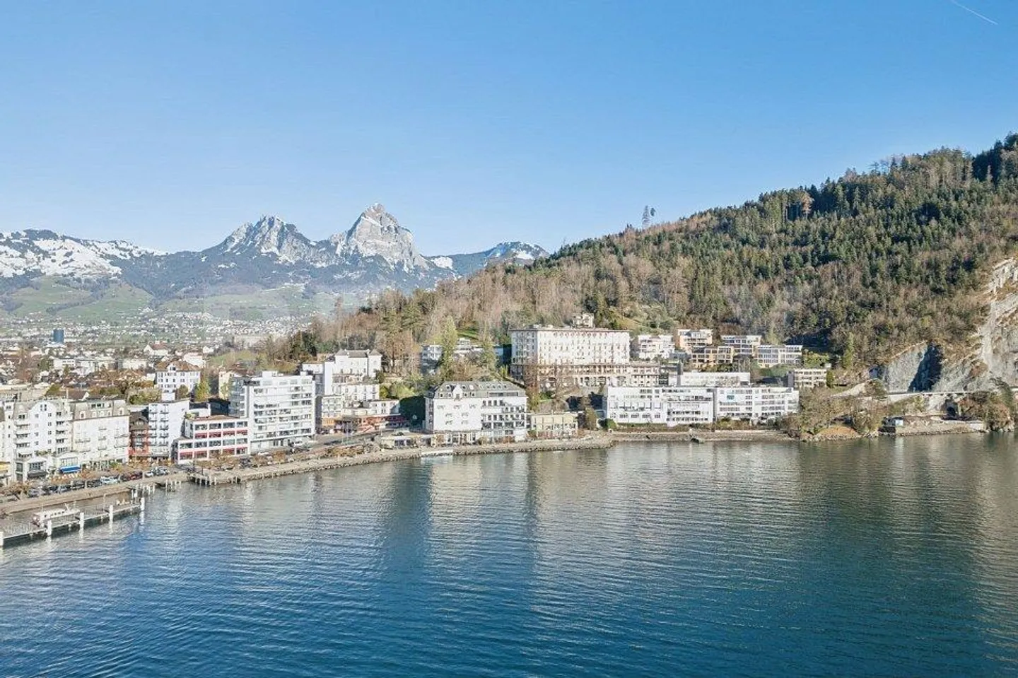 Appartamento duplex elegante e arredato di 2,5 locali in affitto direttamente sulla passeggiata del lago, Brunnen SZ - Foto 9 di 13