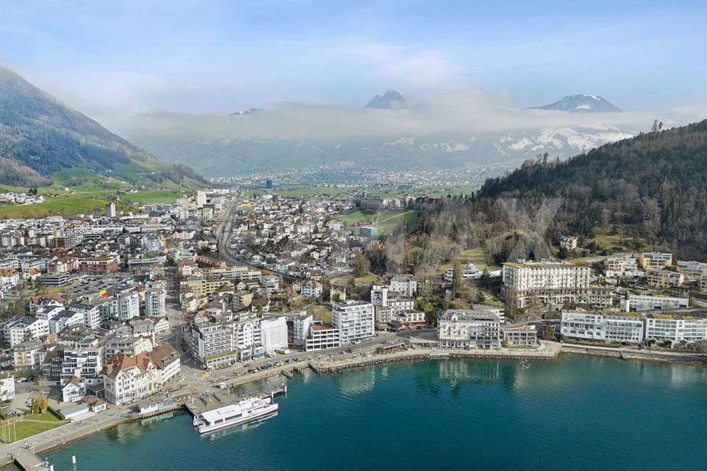 Appartamento duplex elegante e arredato di 2,5 locali in affitto direttamente sulla passeggiata del lago, Brunnen SZ - Foto 11 di 13