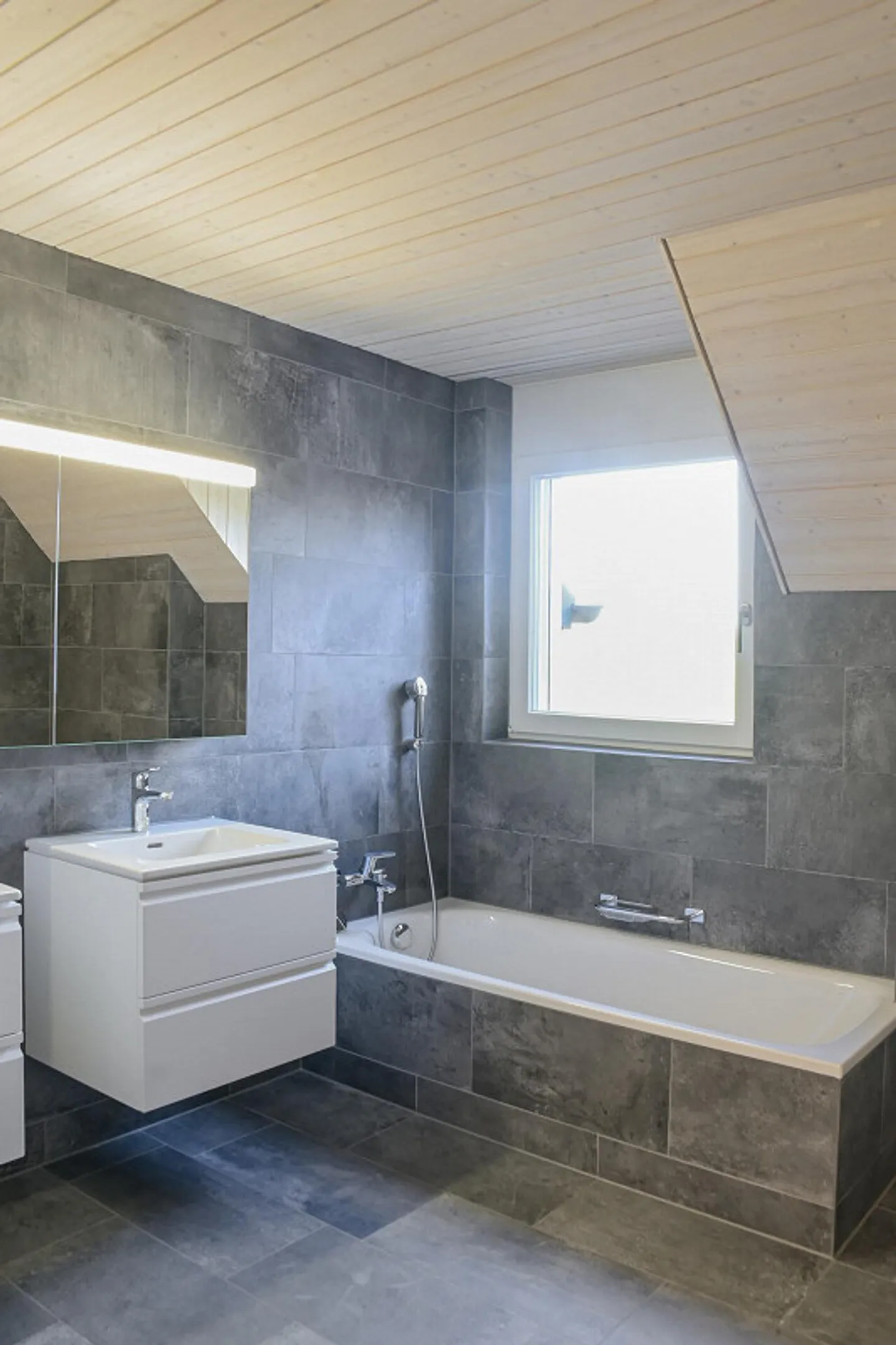 Light-flooded attic apartment with fireplace, visible beams and dreamlike ... - Photo 6 of 8