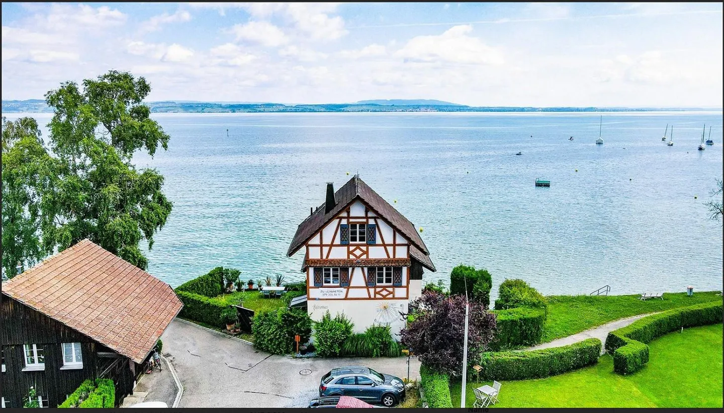 Lake View, History, Character - Unique Timber House Directly at... - Photo 2 of 11