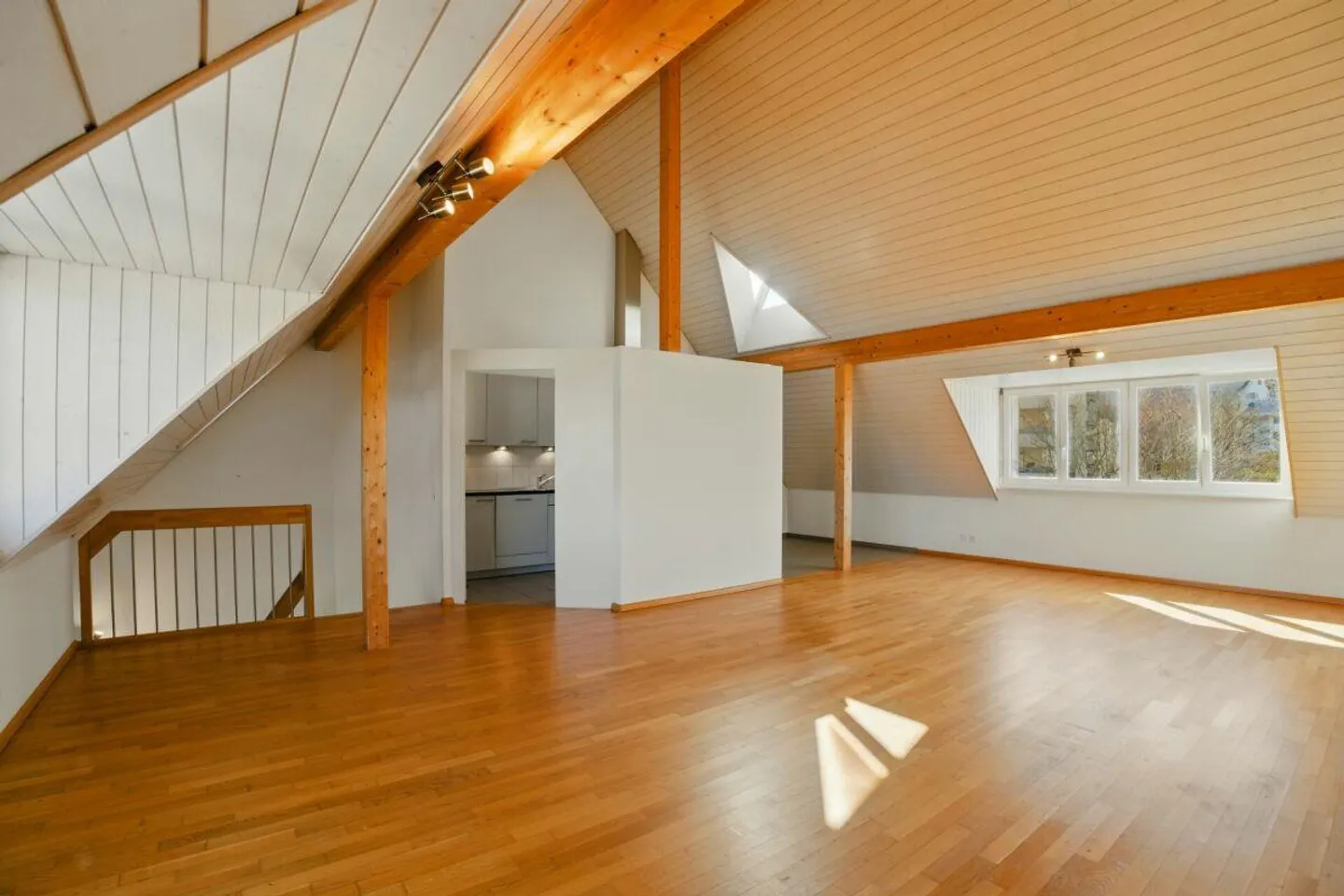 Grosszügige 3.5 Z' Maisonette-Wohnung mit viel Privatsphäre an zentraler Lage - Foto 1 von 12