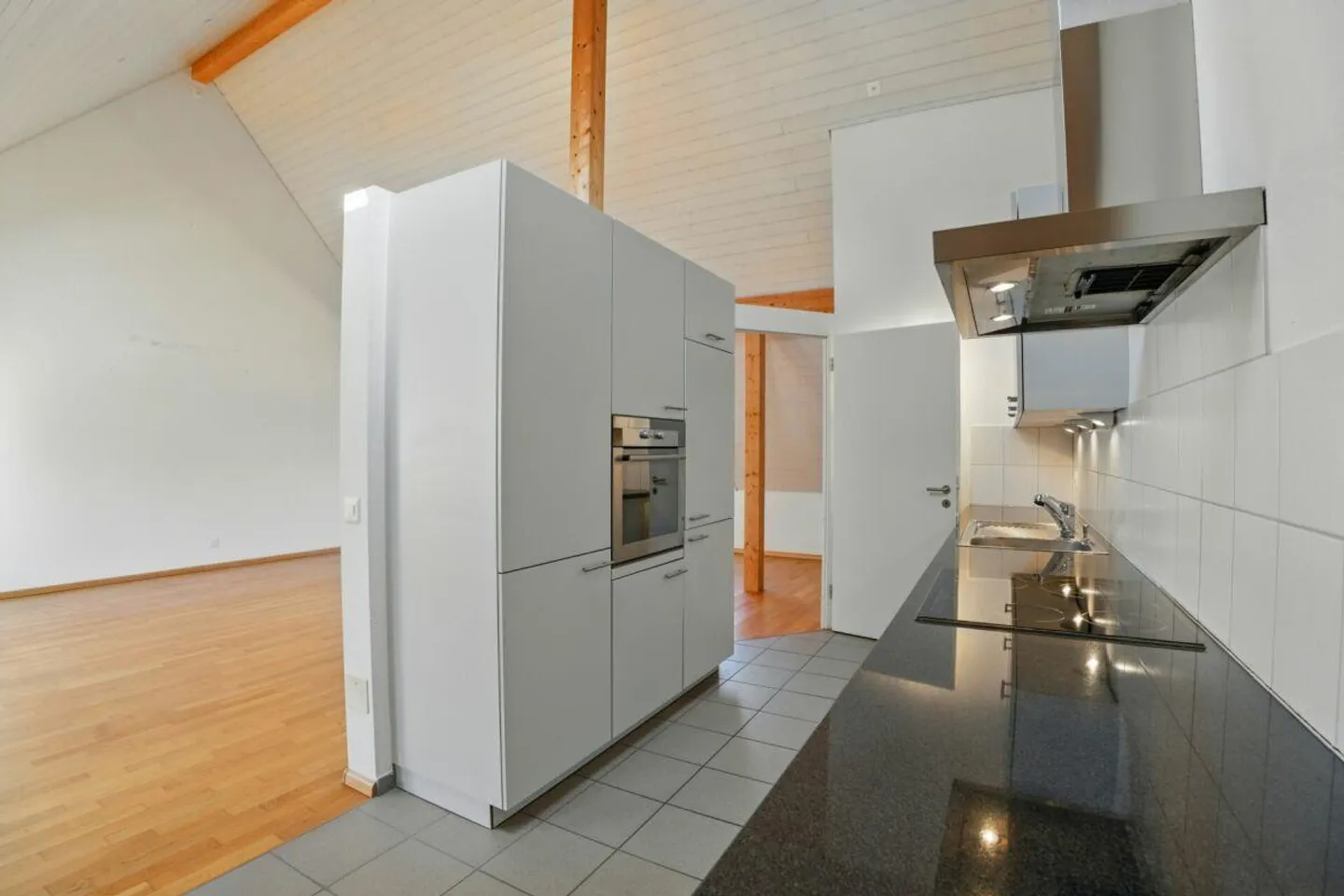 Grosszügige 3.5 Z' Maisonette-Wohnung mit viel Privatsphäre an zentraler Lage - Foto 7 von 12