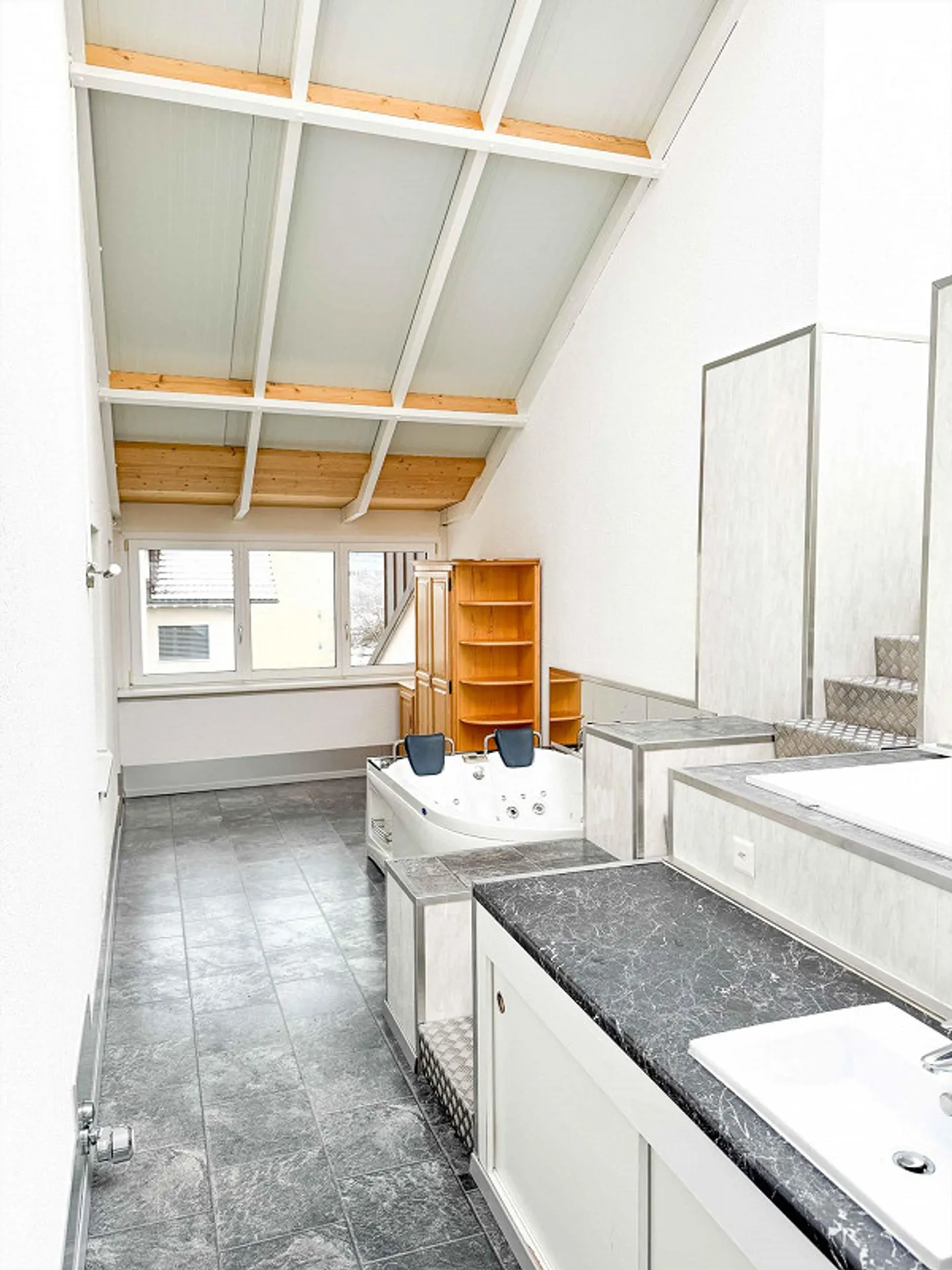 Bright home with sauna, fireplace and winter garden with whirlpool - Photo 12 of 28