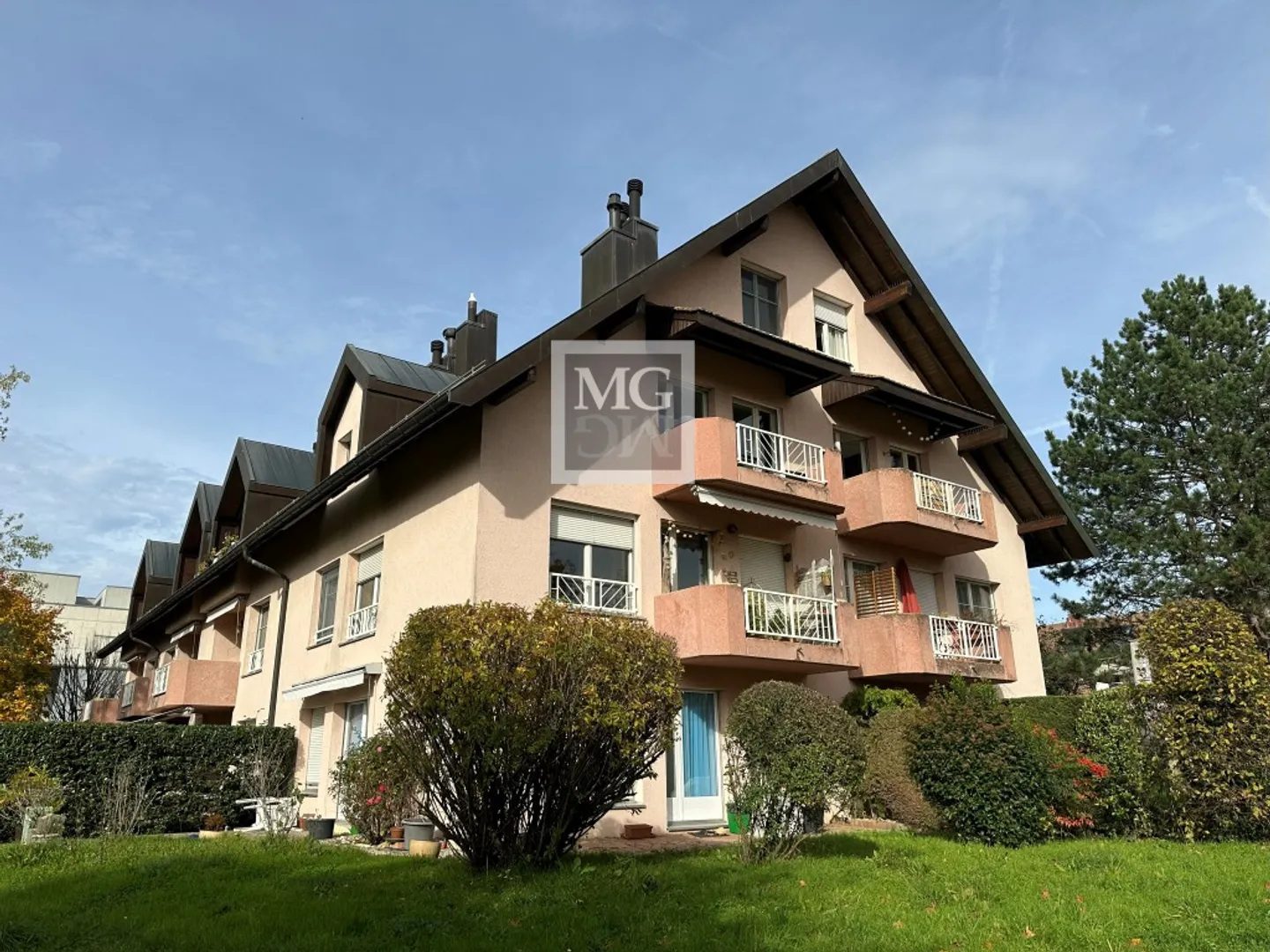 Beautiful 3.5-room apartment renovated in 2025, ideally located in Gland - Photo 1 of 8