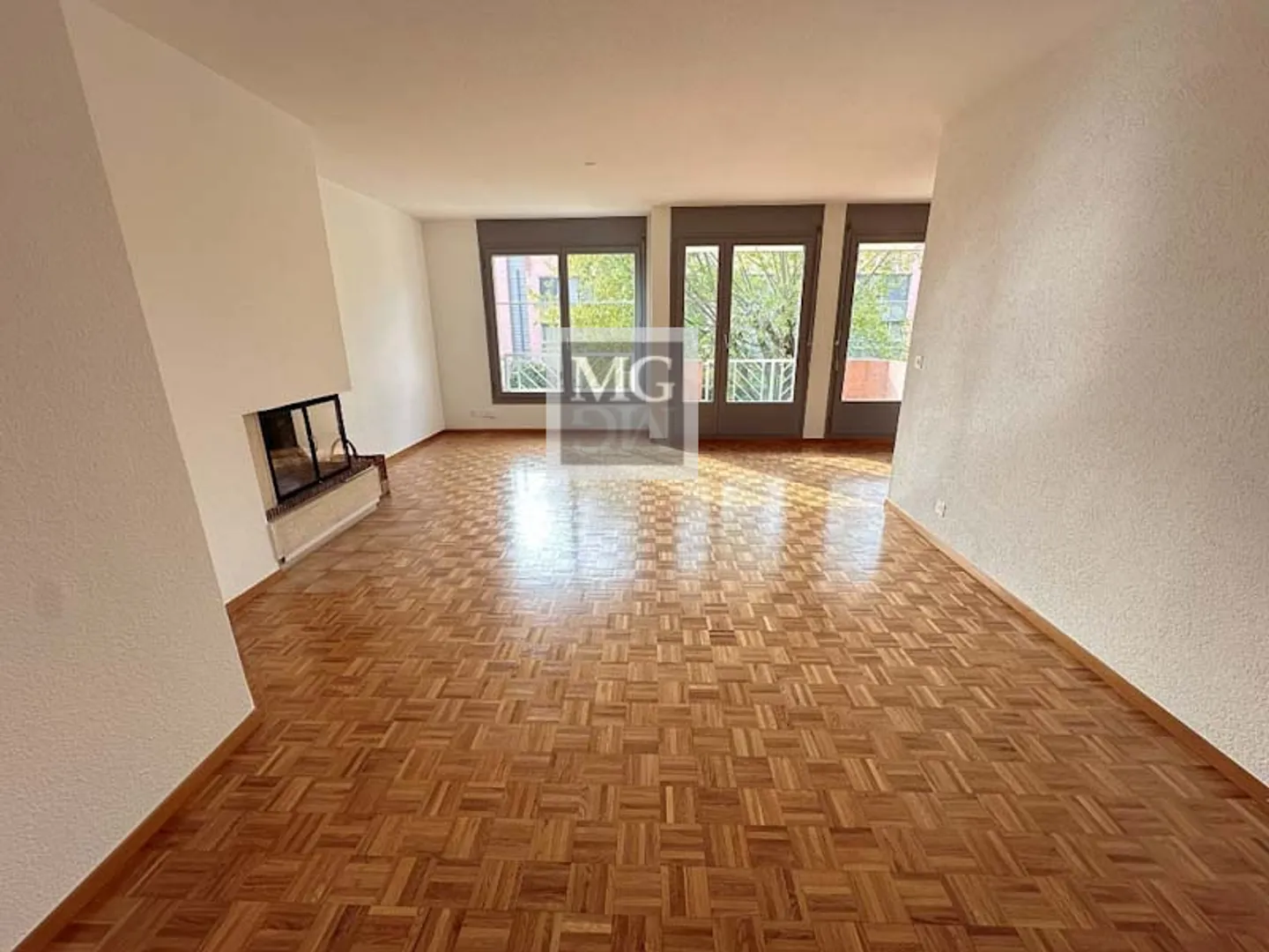 Beautiful 3.5-room apartment renovated in 2025, ideally located in Gland - Photo 2 of 8