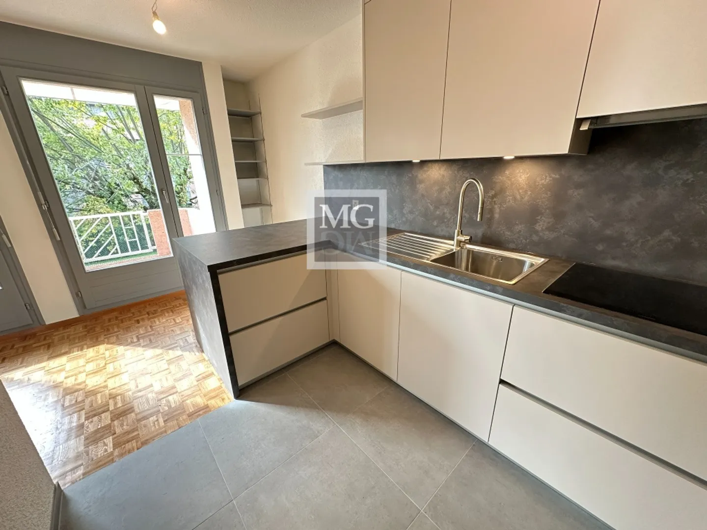 Beautiful 3.5-room apartment renovated in 2025, ideally located in Gland - Photo 3 of 8