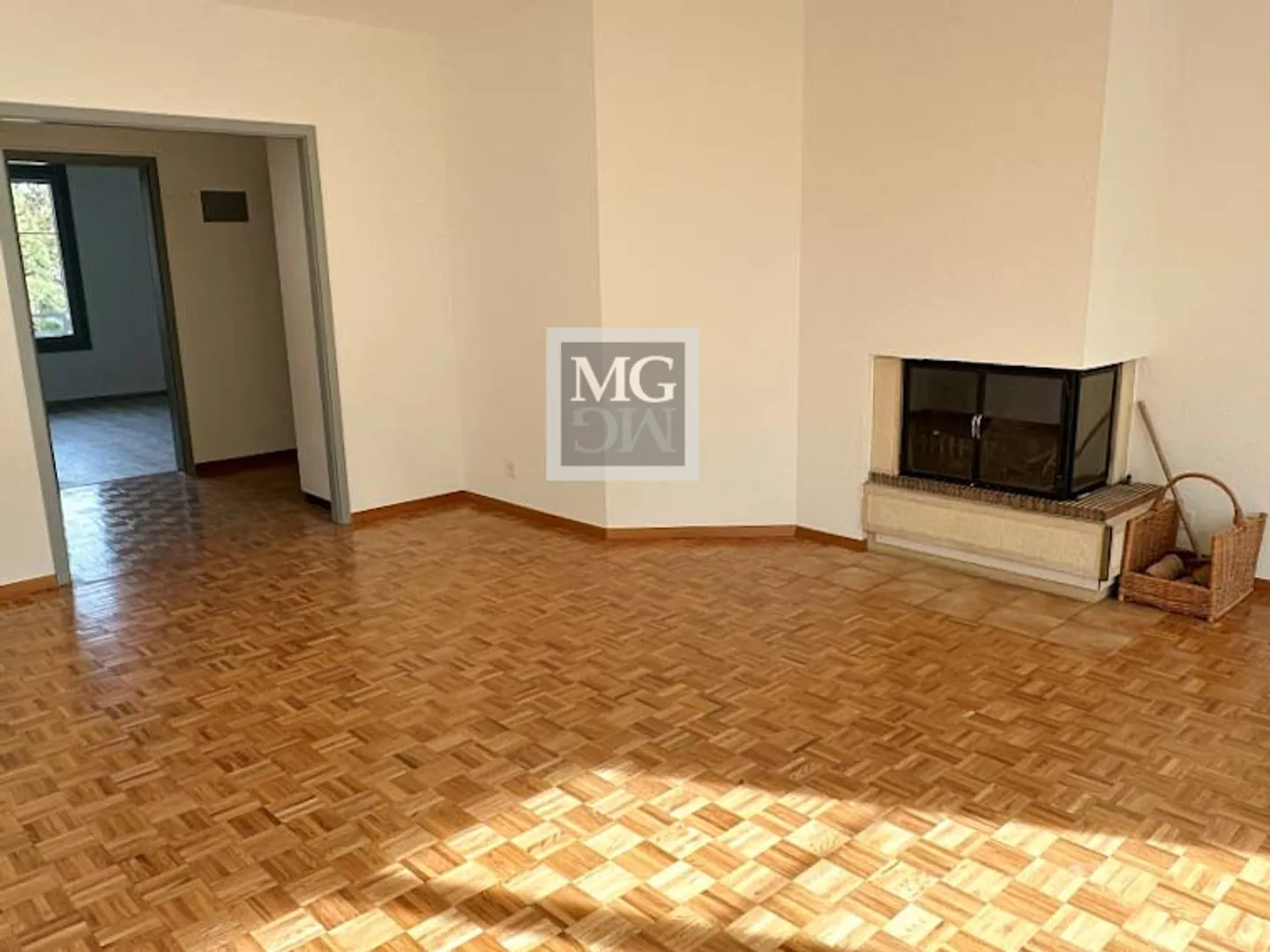 Beautiful 3.5-room apartment renovated in 2025, ideally located in Gland - Photo 4 of 8