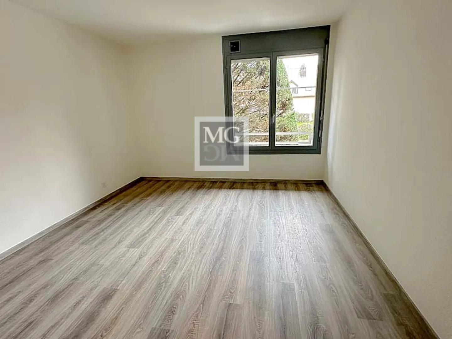 Beautiful 3.5-room apartment renovated in 2025, ideally located in Gland - Photo 6 of 8