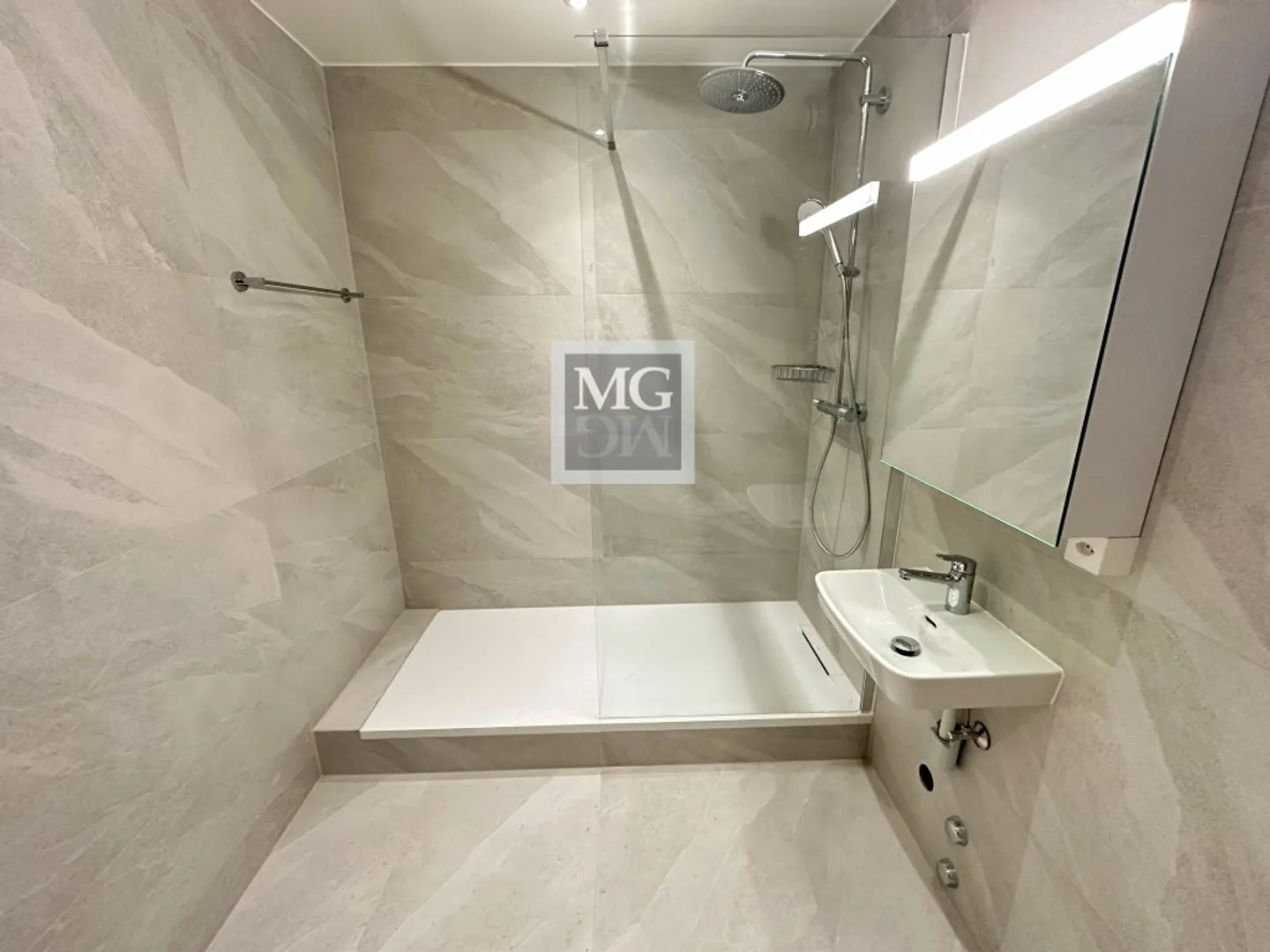 Beautiful 3.5-room apartment renovated in 2025, ideally located in Gland - Photo 7 of 8