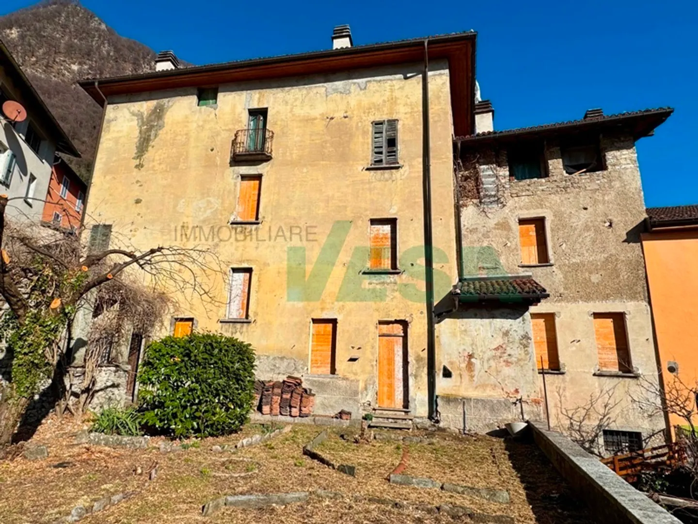 Splendida proprietà con antico palazzo, casetta rustica e bel giardino - Foto 2 di 11