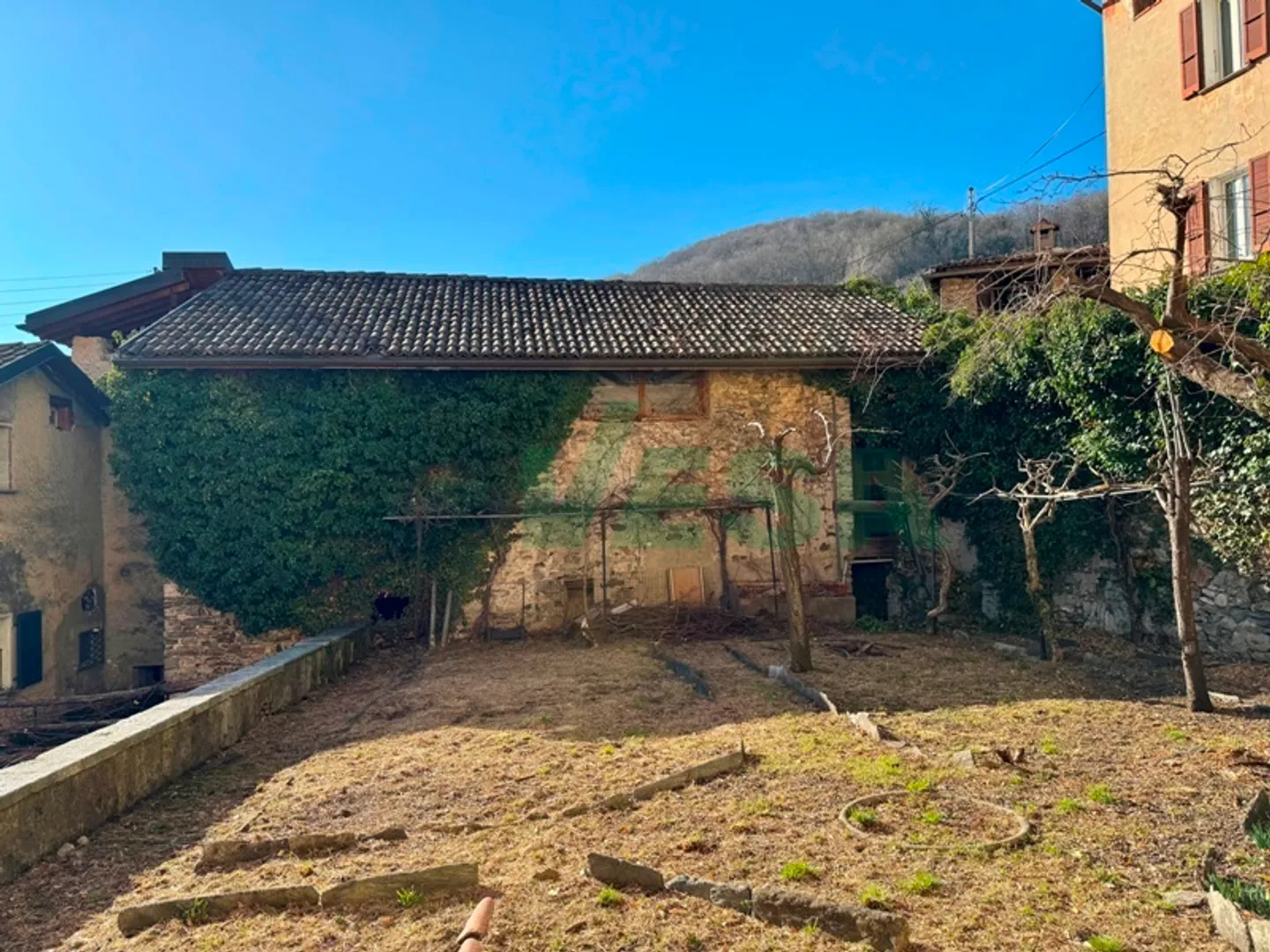 Splendida proprietà con antico palazzo, casetta rustica e bel giardino - Foto 8 di 11