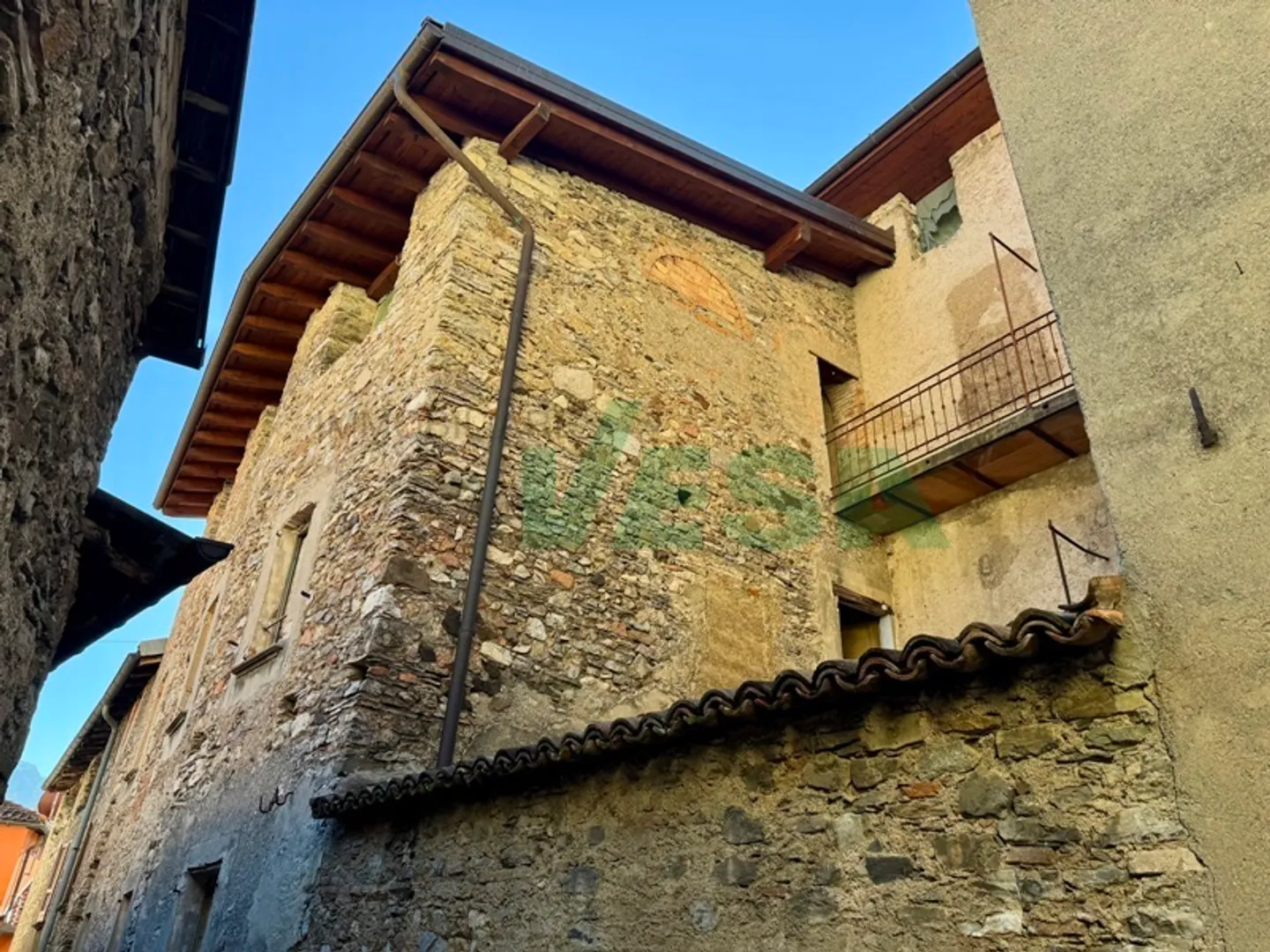 Splendida proprietà con antico palazzo, casetta rustica e bel giardino - Foto 9 di 11