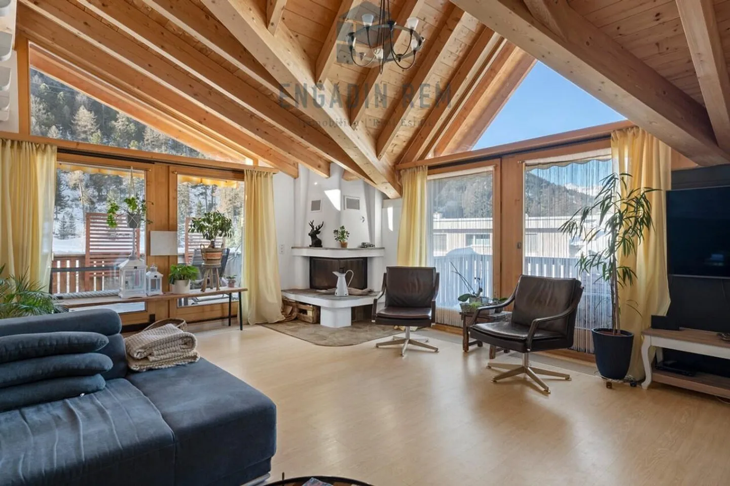 4.5-Room Penthouse with Gallery, Fireplace and Three Balconies - Photo 1 of 6