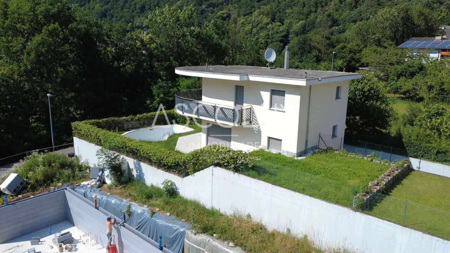 Charming 4.5-Room Single-Family House with Garden and Pool in a Quiet Residential Area - Photo 5 of 13