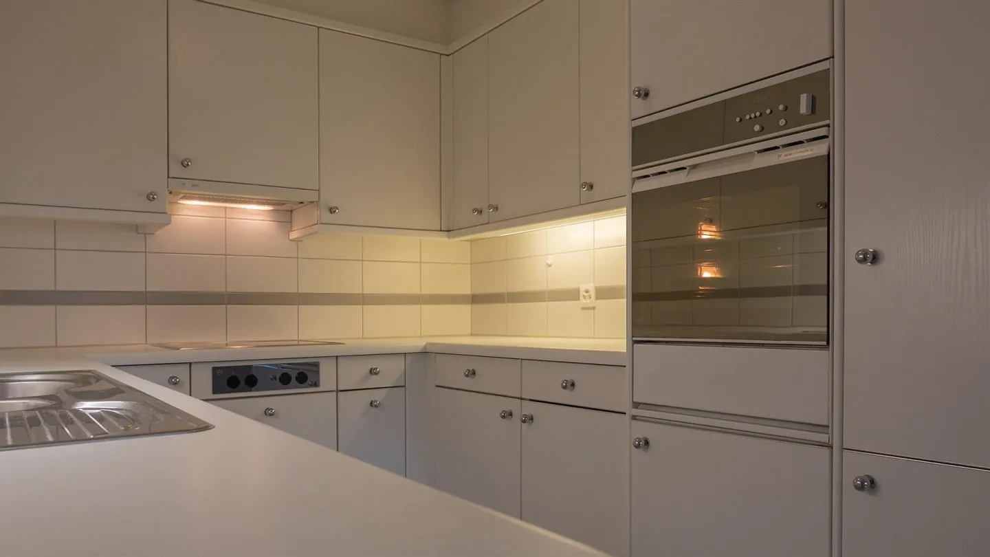 Sunny Ground Floor Apartment with Glazed Terrace - Photo 5 of 8