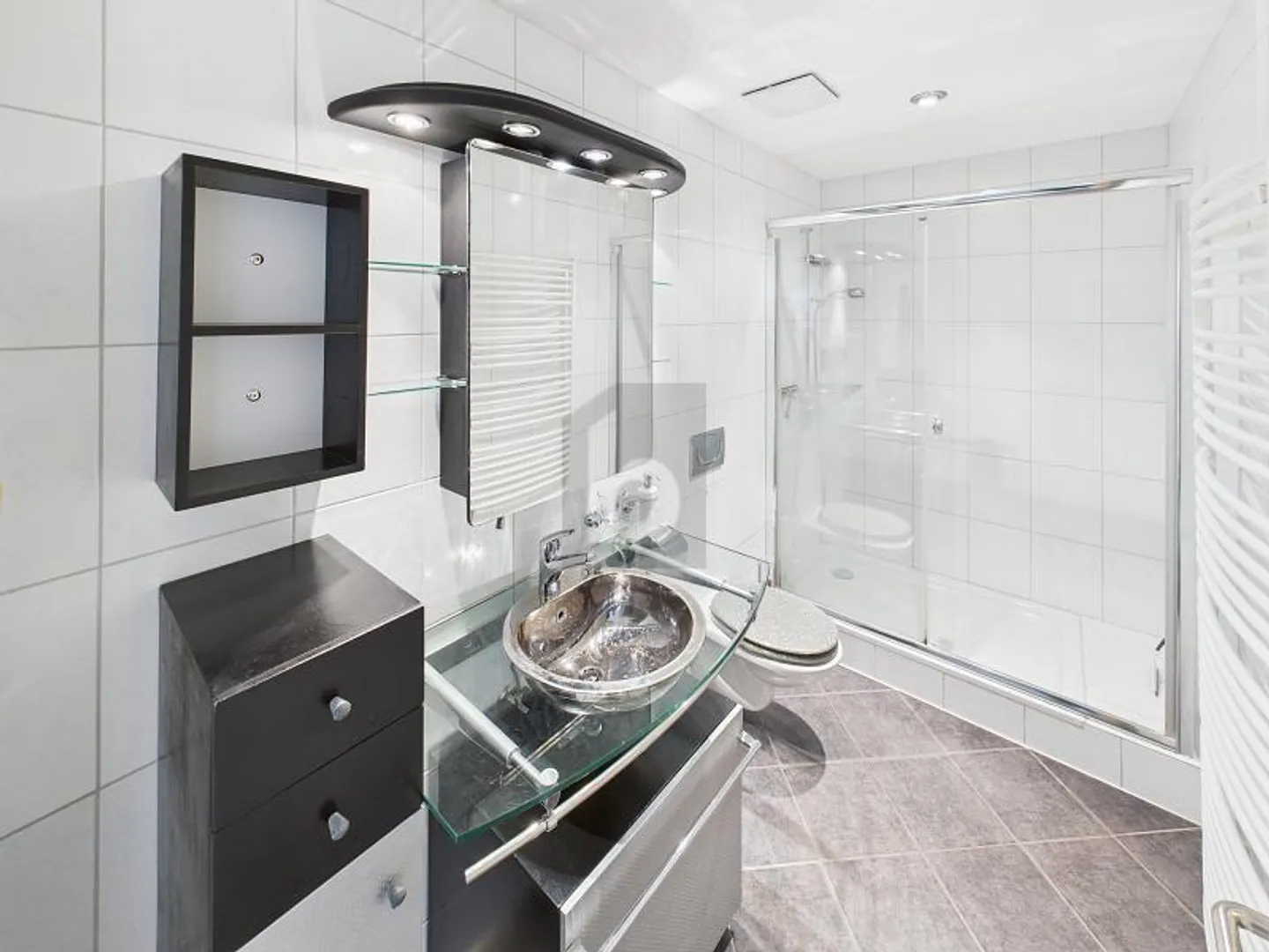 GROSSZÜGIG, HELL UND IM EIGENTUMSSTANDARD - Foto 3 von 6