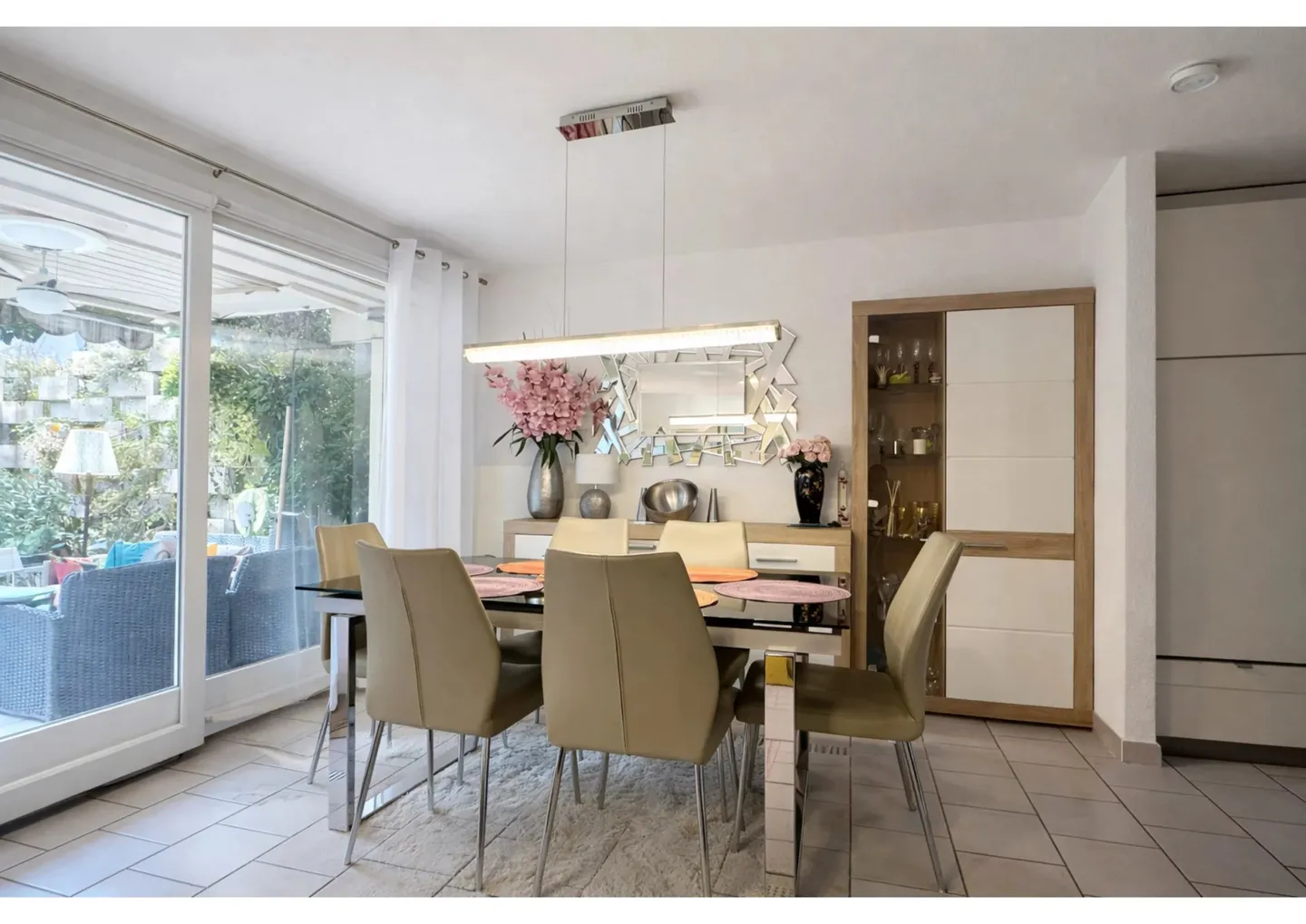 Incantevole Appartamento con Giardino a Nyon - Foto 2 di 5