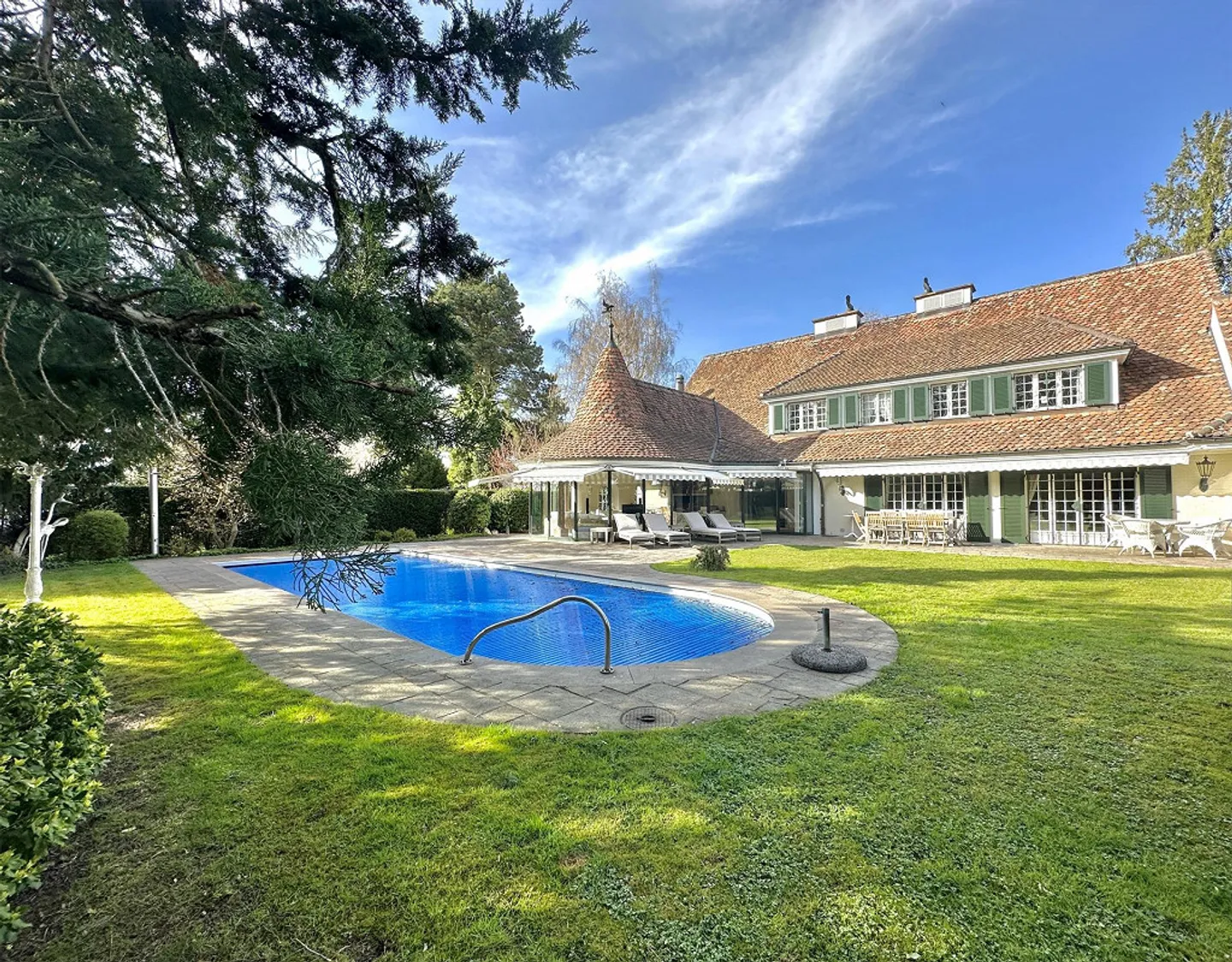 Spacious Living in Country House Villa with Sauna, Gym and Outdoor Pool in Binningen - Photo 1 of 14