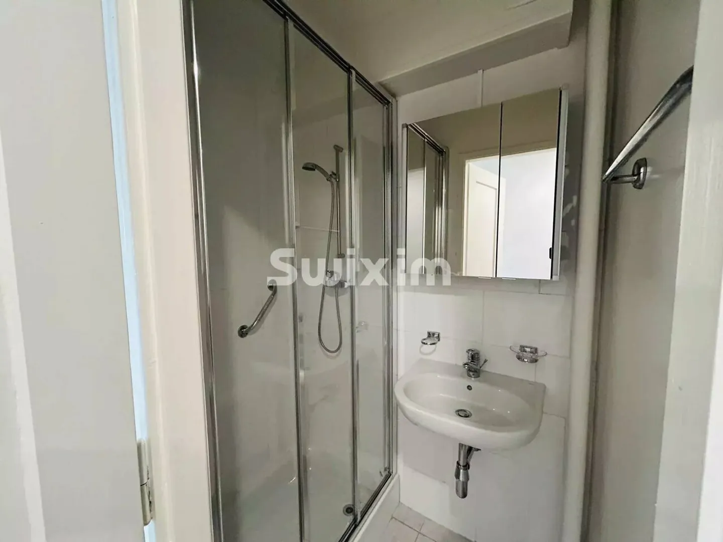 Appartamento ristrutturato e arredato in una piccola proprietà condivisa - Foto 3 di 3
