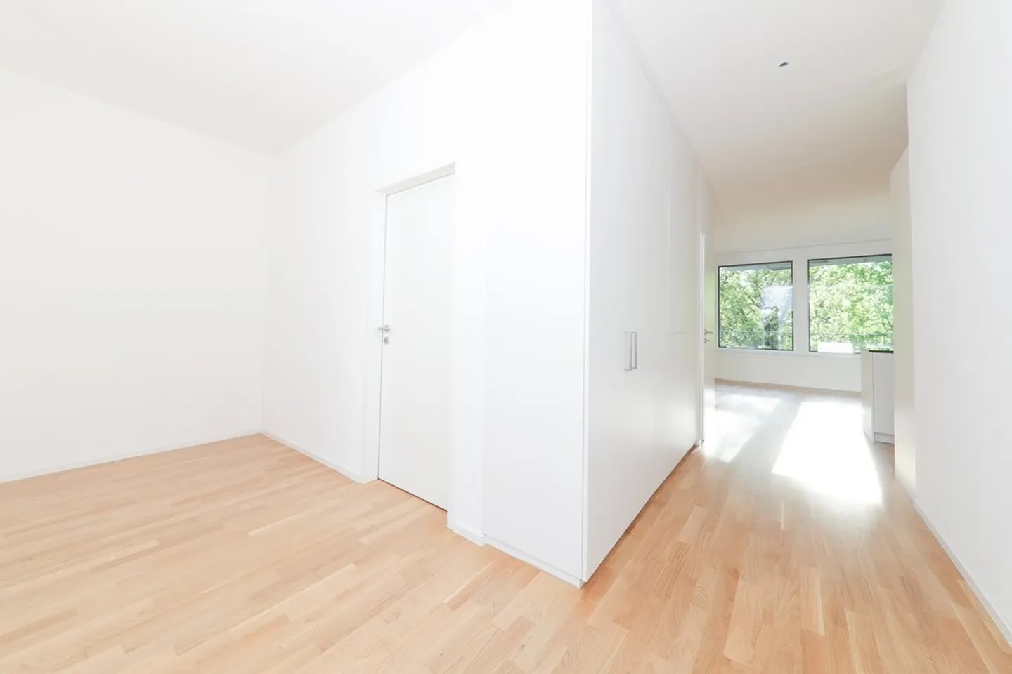 Light, Location, Quality of Life - Modern Apartment Near Train Station - Photo 5 of 9