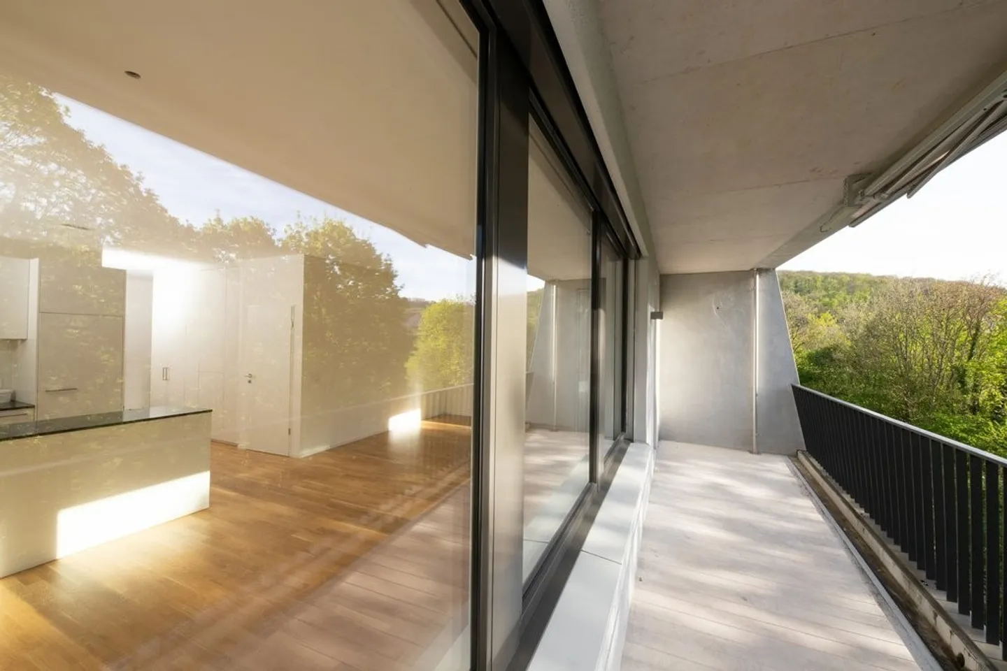 Light, Location, Quality of Life - Modern Apartment Near Train Station - Photo 8 of 9