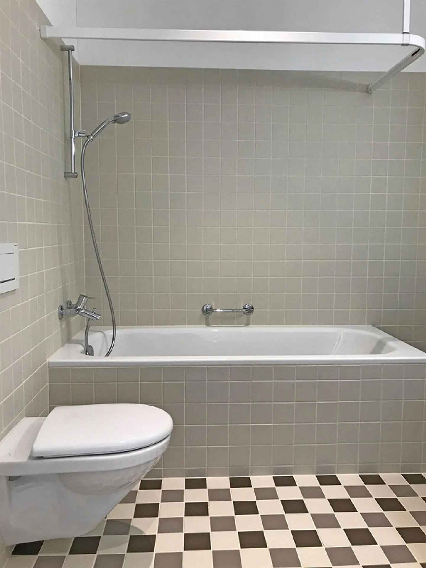 Charming Family Home in Green Area - Photo 5 of 8