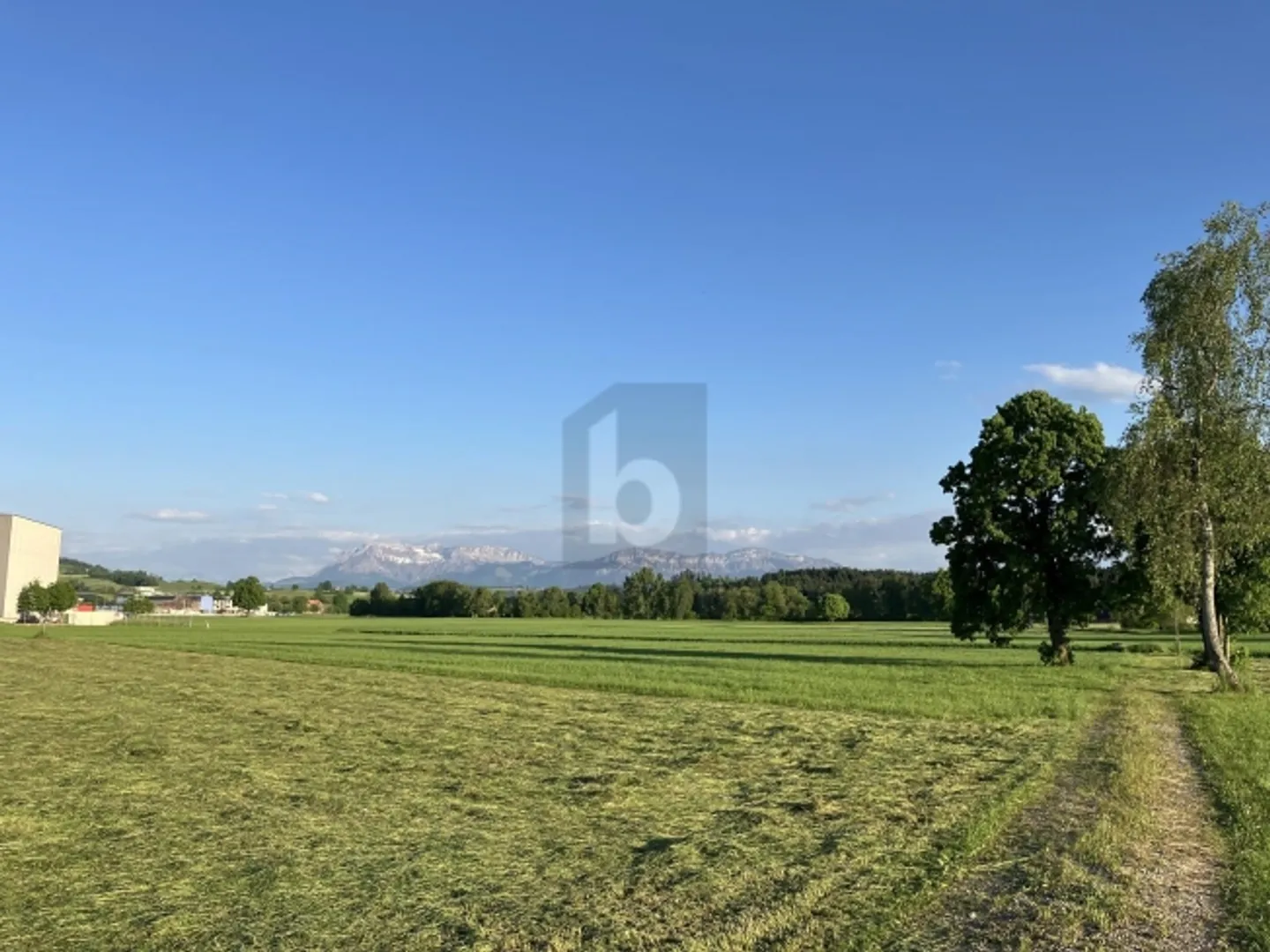 GROSSZÜGIGER NEUBAU MIT AUSREICHEND PARKPLÄTZEN - Foto 2 von 5