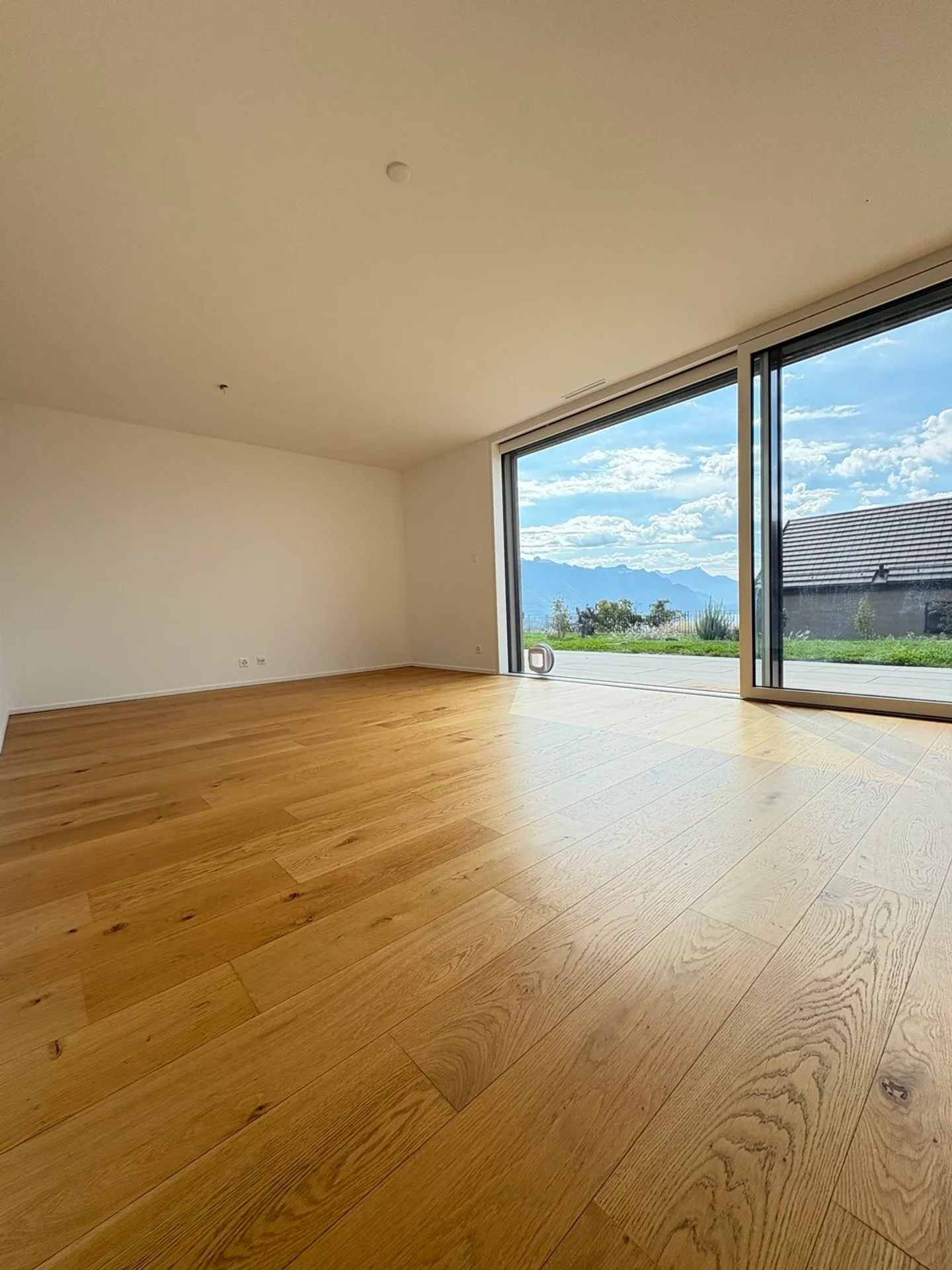 Modern Apartment with Lake View - Photo 6 of 13