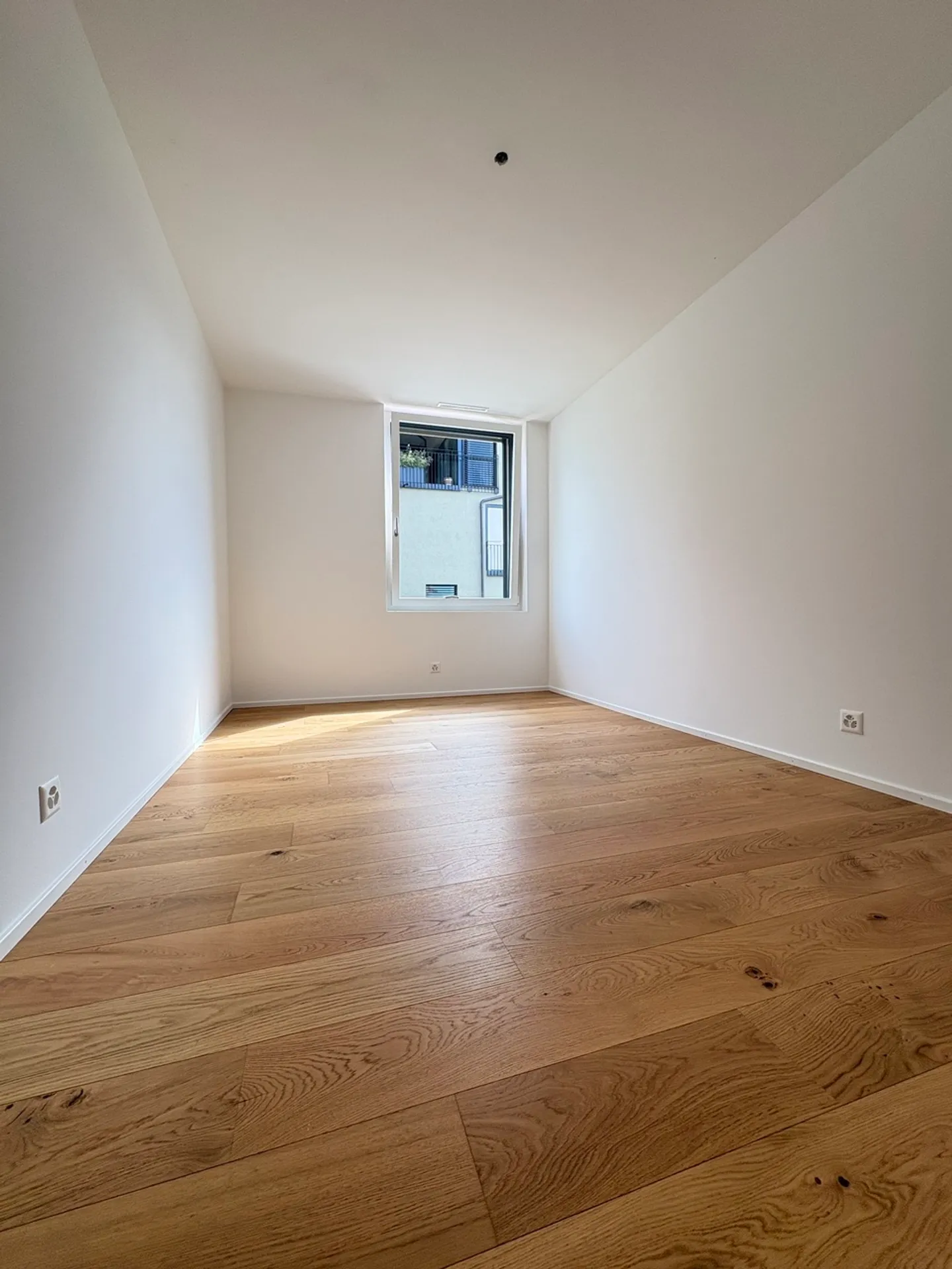 Modern Apartment with Lake View - Photo 8 of 13