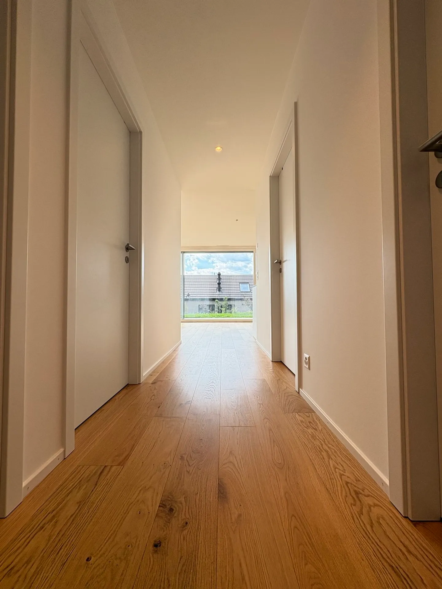 Modern Apartment with Lake View - Photo 9 of 13