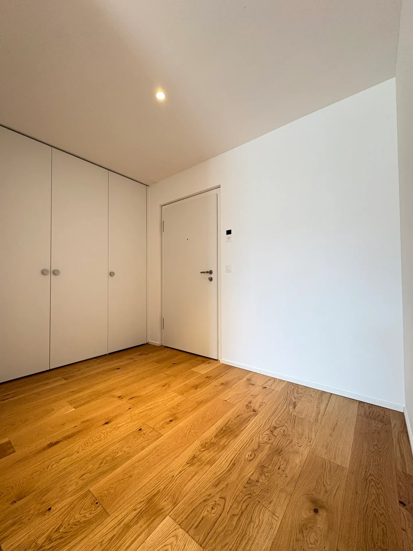 Modern Apartment with Lake View - Photo 10 of 13