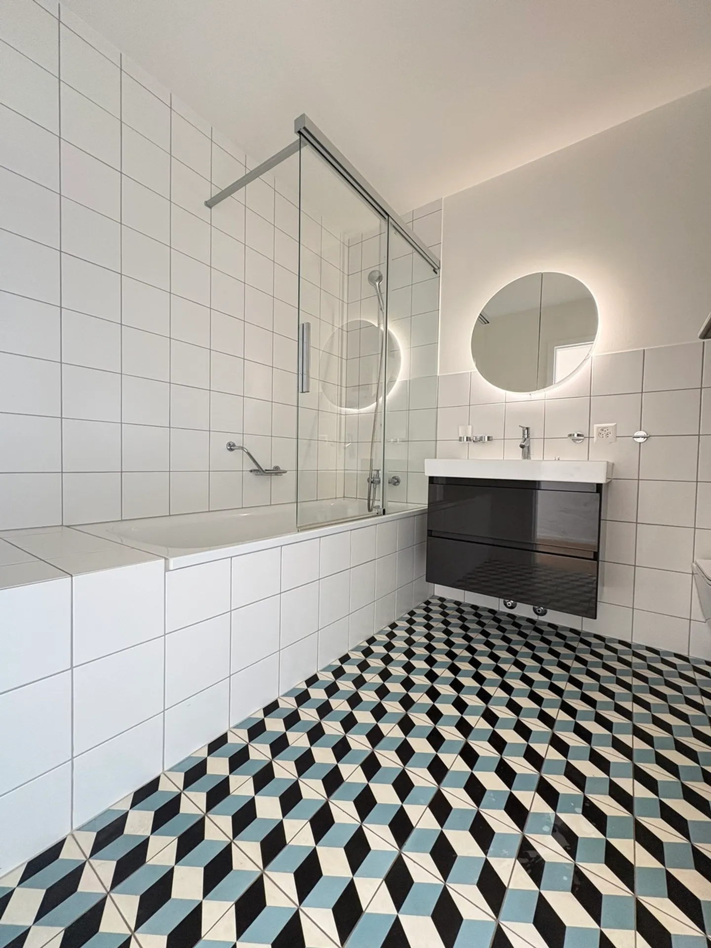 Modern Apartment with Lake View - Photo 11 of 13