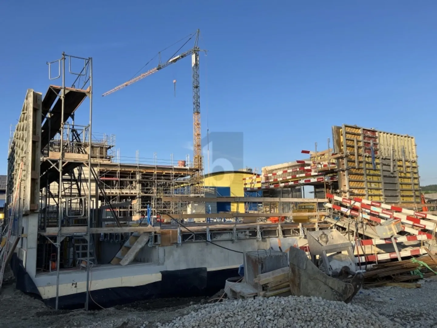 GROSSZÜGIGER NEUBAU MIT AUSREICHEND PARKPLÄTZEN - Foto 5 von 5