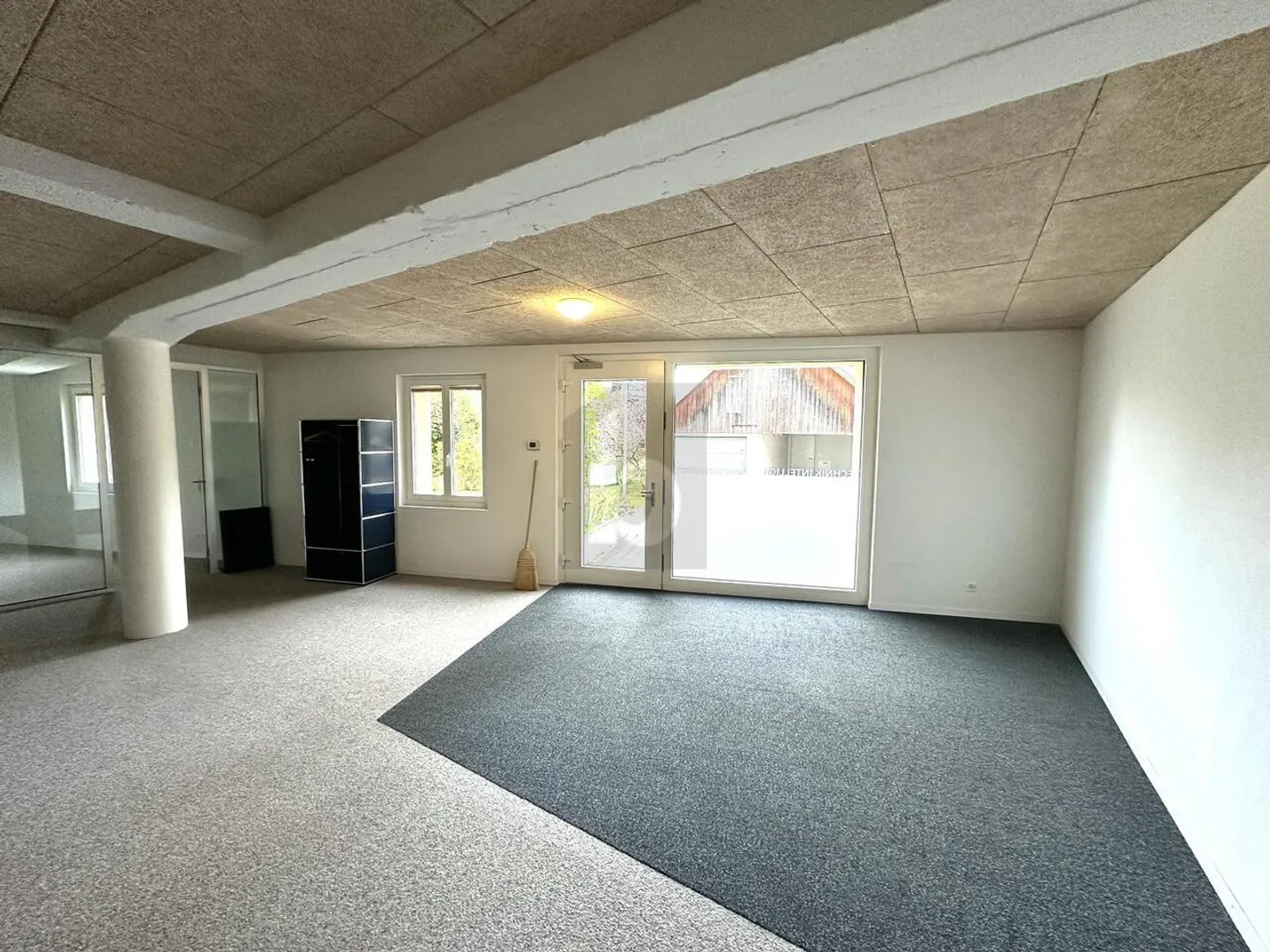 Office space for rent - Photo 1 of 6