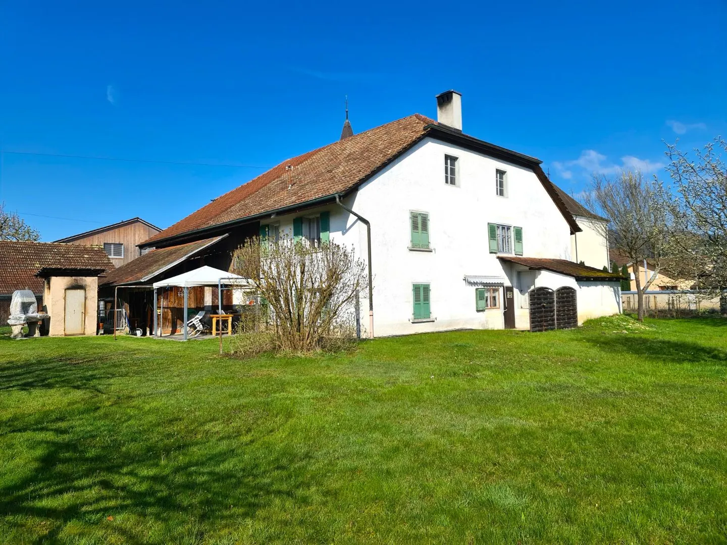 Grande casa con un magnifico lotto edificabile di circa 1.550 m² idealmente - Foto 1 di 29