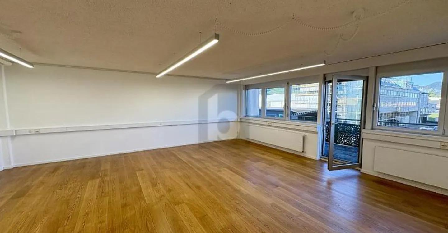 SPACIOUS, LIGHT-FLOODED AND VERSATILE - Photo 2 of 6